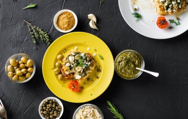 Chimichurri soslu fırında karnabahar bifteği, badem gevreği, sarı tabakta kapari. Vejetaryen yemeği. Alternatif lezzetli yemekler..