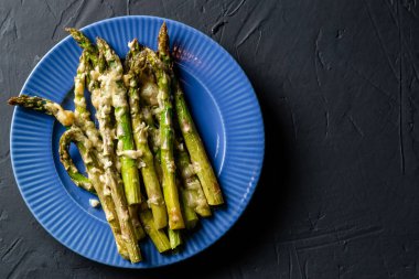 Fırında peynirle pişirilmiş kuşkonmaz. Vejetaryen yemeği. Sağlıklı yemek..
