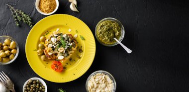 Chimichurri soslu fırında karnabahar bifteği, badem gevreği, sarı tabakta kapari. Vejetaryen yemeği. Alternatif lezzetli yemekler..