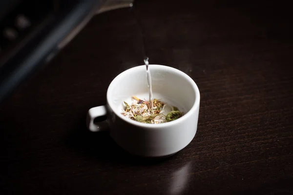 Tisane Dans Une Tasse Brassage Une Boisson Différentes Herbes Dans — Photo