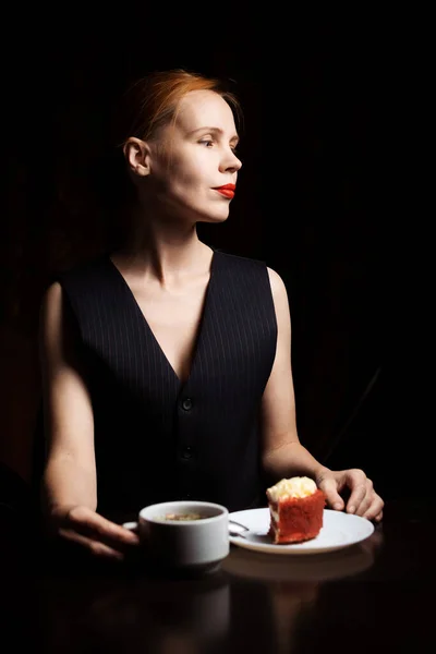 Masada Elinde Çay Kek Olan Bir Kadın Var Siyah Yelek — Stok fotoğraf