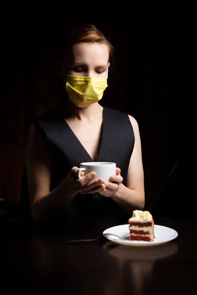 Eine Frau Medizinischer Maske Trinkt Tee Pandemie Und Ein Café — Stockfoto