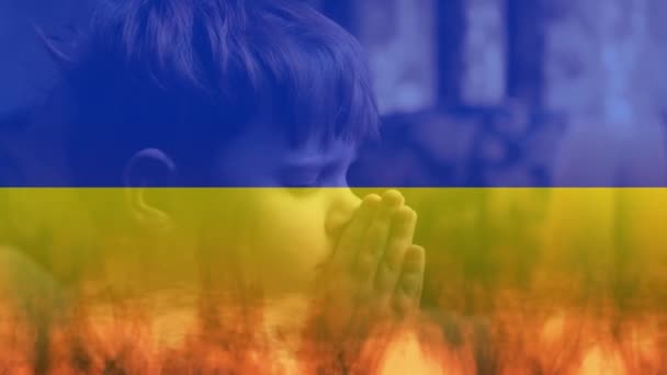 Dziecko Modli Się Ukrainę Tło Płonącej Flagi Ukrainy Koncepcja Walki — Wideo stockowe