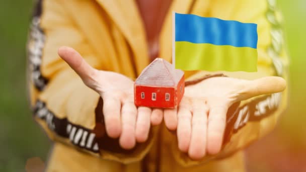 Casa Manos Niños Con Bandera Ucrania Concepto Refugio Protección — Vídeos de Stock