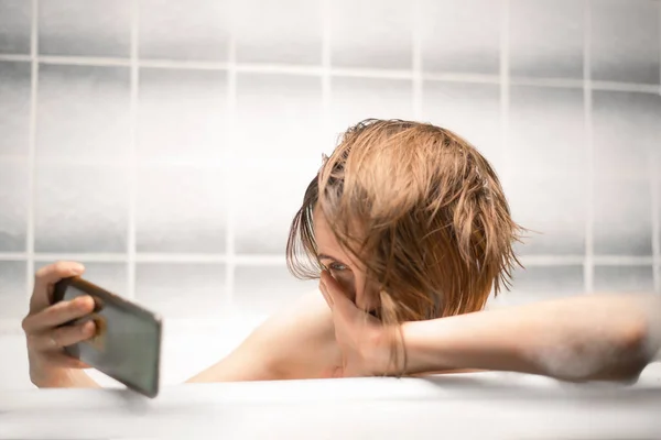 Sensuelle Femme Âge Moyen Prend Bain Communique Sur Téléphone Mobile — Photo