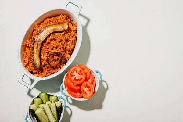 쌀밥에 바나나 토마토와 입니다 토마토 향신료를 곁들인 나이지리아의 — 스톡 사진