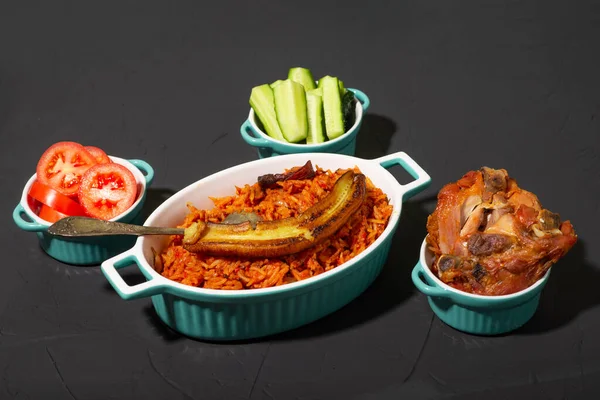 바나나와 닭고기를 곁들인 밥이요 토마토 향신료와 먹는다 전통적 나이지리아 어두운 — 스톡 사진