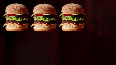 Hamburger günü. Taze lezzetli hamburgerler ortaya çıkar ve sallanır. Yemek konsepti. Canlandırma.