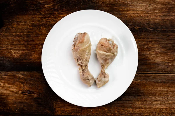 Zwei Gekochte Hühnerkeulen Auf Einem Weißen Teller Dunkler Holzhintergrund Diät — Stockfoto