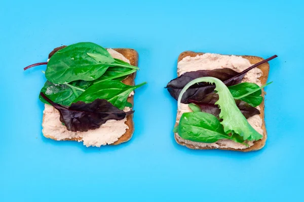 Вегетаріанський Сендвіч Тост Кремовим Розсипанням Різноманітними Їстівними Салатними Листками Блакитний — стокове фото