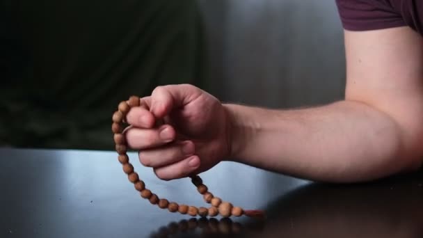 Ein Rosenkranz Der Hand Eines Mannes Ruhe Meditation Gemeinschaft Mit — Stockvideo