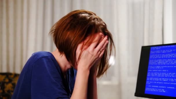 一个女人在家里的电脑前心烦意乱 精疲力竭的概念 中年女性自由职业者有负面情绪 — 图库视频影像