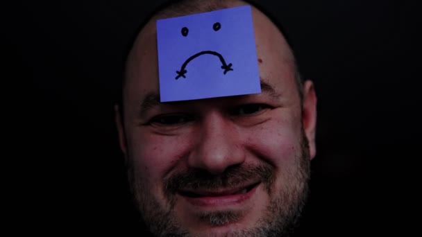 伤心的人试图带着悲伤的笑容笑 黑暗的背景抑郁 精疲力竭 中年危机概念 — 图库视频影像