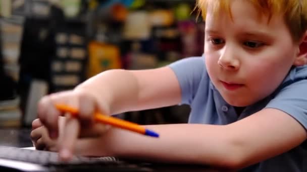 Ragazzo Sta Studiando Duramente Tavola Casa Scrive Con Una Penna — Video Stock