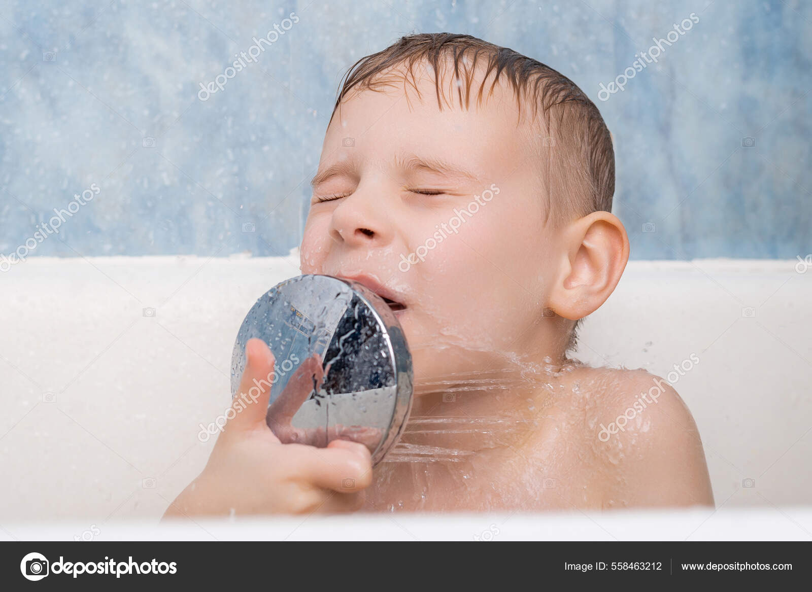 少年　入浴 