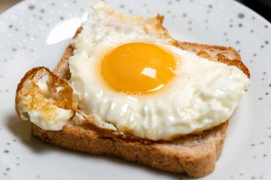 Kızarmış yumurtalı tost sandviçi. Hafif, hızlı atıştırmalık.