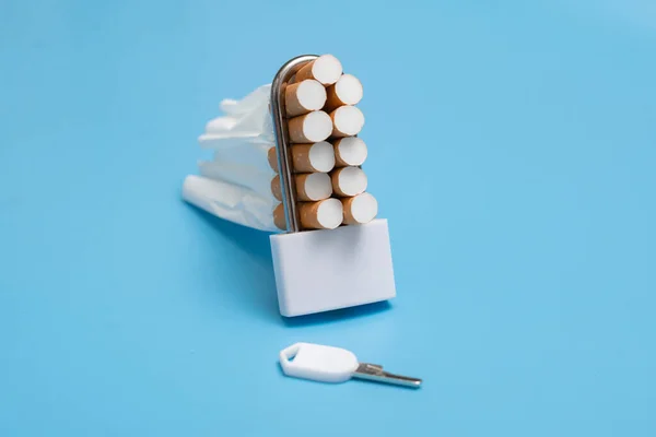 Raucherentwöhnung Zigaretten Quetschten Sich Ein Schloss Auf Blauem Grund Schlechte — Stockfoto