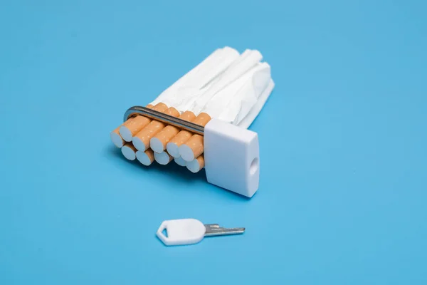 Přestaň Kouřit Cigarety Vmáčkly Zámku Modrém Pozadí Špatný Omezující Zvyk — Stock fotografie