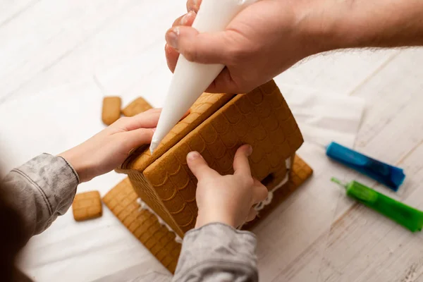 Pai Filho Estão Fazer Uma Casa Gengibre Preparando Para Natal — Fotografia de Stock