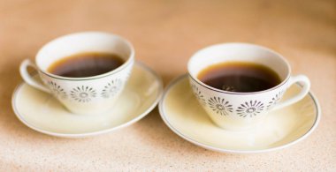 iki küçük bardak kahve.