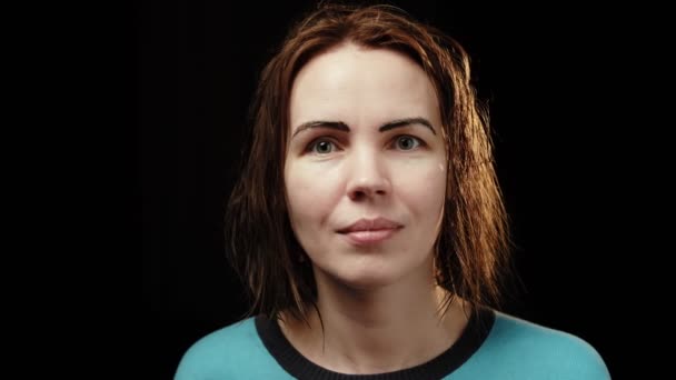 中年妇女的眉毛涂料应用 一个40岁的女人 黑暗的背景在家的面部护理 整合式家庭程序 — 图库视频影像