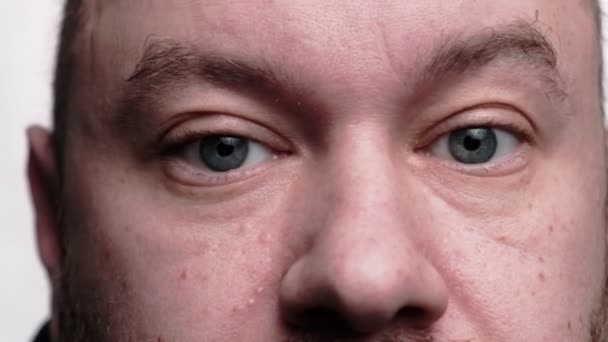 Mannen Tittar Kameran Närbild Den Övre Delen Ansiktet Medelålders Man — Stockvideo