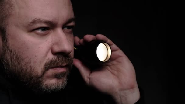 Homem Segura Uma Lanterna Olha Tua Volta Procura Homem Meia — Vídeo de Stock
