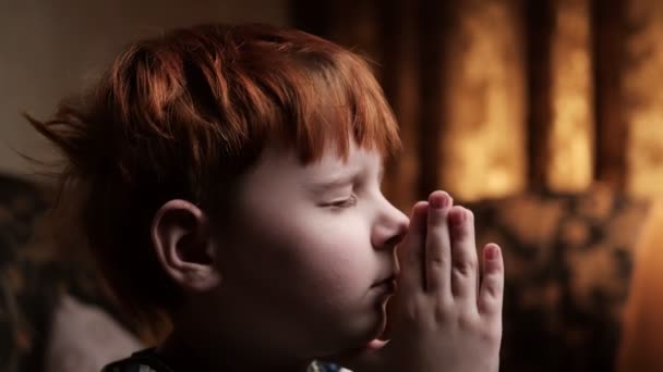 Young Boy Praying Dark Room Red Haired Boy Seven Ten — 图库视频影像