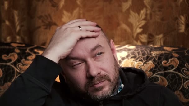 Hombre Mediana Edad Con Pensamientos Ansiosos Sofá Habitación Depresión Frustración — Vídeo de stock