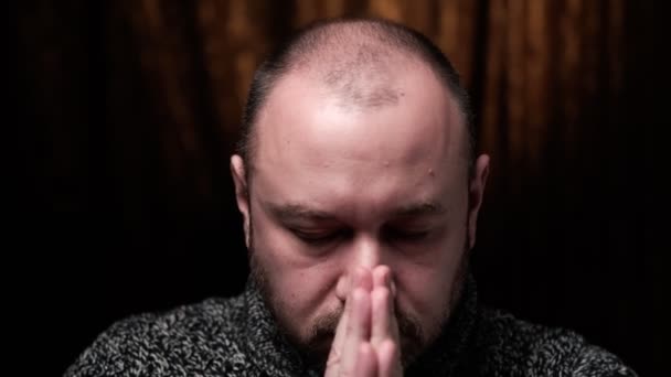 Een Man Van Middelbare Leeftijd Vouwde Zijn Handen Gebed Bidt — Stockvideo