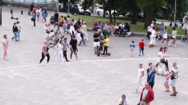 Kyiv, Ukrayna, 24 Ağustos 2021: Yazın Ukrayna Anayasa Günü 'nde birçok kişi şehir caddesi boyunca yürür.