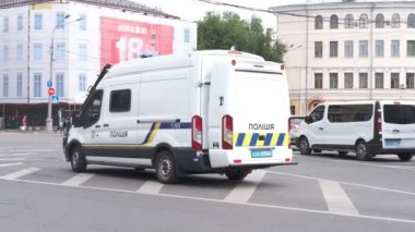 Kyiv, Ukrayna - 24 Ağustos 2021: Ukrayna polis arabası dahil olmak üzere caddelerde duruyor.