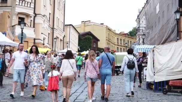 Kiev Ukraina Augusti 2021 Många Människor Går Längs Andreevskij Spusk — Stockvideo