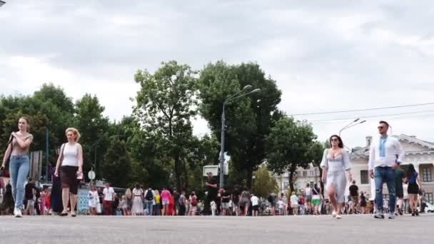 Kyiv Ukraine August 2021 Many People Walk City Street Summer — Stock Video