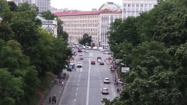 Kyjev, Ukrajina, 24. srpna 2021: Pohled na Vladimirského sestup do města. Lidé chodí po cestě po chodnících v létě.