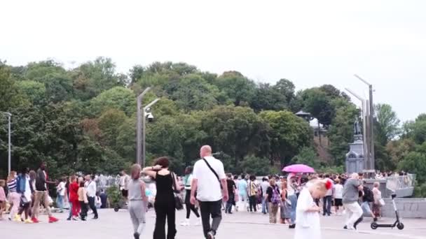 Kyiv Ukraine August 2021 Many People Walk City Street Summer — Stock Video