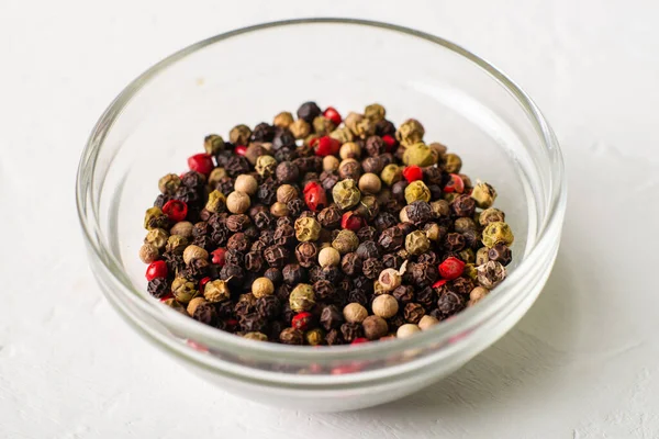 Verschillende Soorten Paprika Een Glazen Bord Witte Achtergrond Blauwe Wijting — Stockfoto