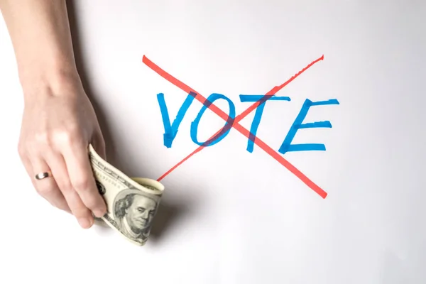 Szavazatok Megvásárlása Választópolgárokról Egy Keze 100 Amerikai Dollárt Tart Kihúzott — Stock Fotó
