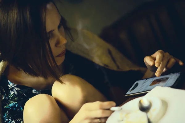 Una Mujer Fuma Mira Teléfono Tonificado Una Mujer Unos Cuarenta — Foto de Stock