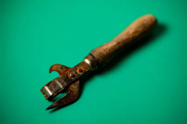 Old Rusty Can Opener Green Background — 스톡 사진