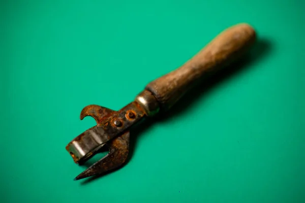 Old Rusty Can Opener Green Background —  Fotos de Stock