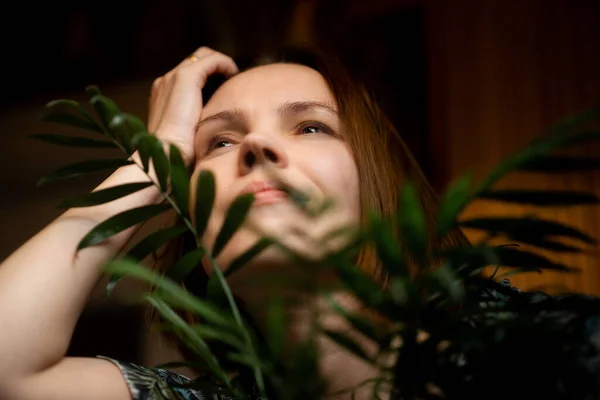 Mulher Relaxando Casa Plantas Uma Mulher Atraente Quarenta Anos Idade — Fotografia de Stock