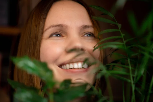 Gezichtsportret Van Een Vrouw Van Middelbare Leeftijd Groene Planten Glimlachend — Stockfoto