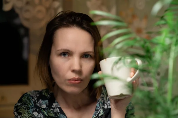 Vrouw Ontspannen Thuis Planten Met Een Kopje Thee Een Aantrekkelijke — Stockfoto