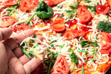 Vejetaryen pizzası, yemek tepsisinin üzerinde. Lezzetli ev yapımı pizza.