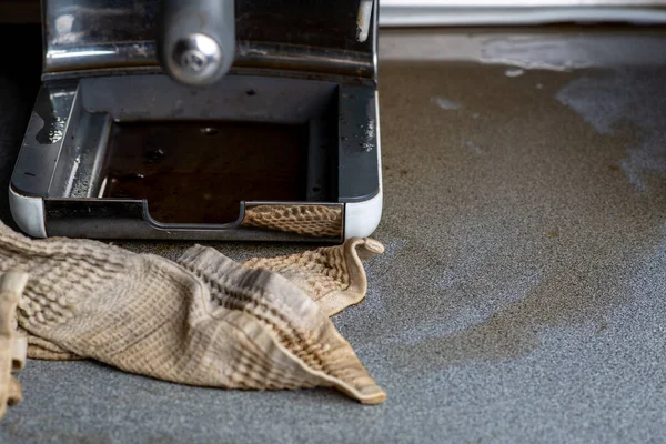 Máquina Café Roto Necesita Ser Reparada Filtrado Derramando Café Mesa — Foto de Stock