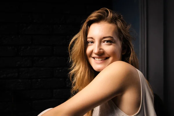 Uma Jovem Mulher Vestido Com Longos Sorrisos Cabelo Olha Para — Fotografia de Stock