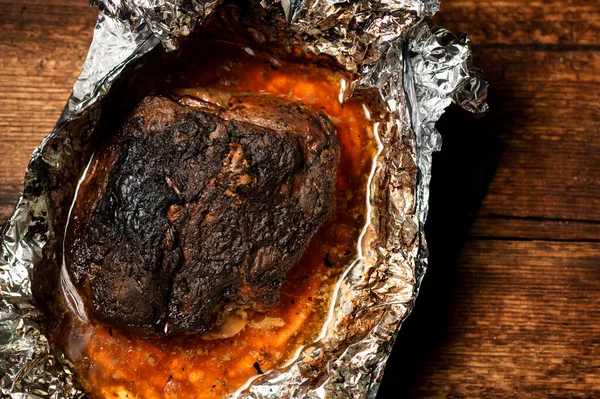 Gran Trozo Carne Asada Con Especias Envueltas Papel Aluminio Horno — Foto de Stock