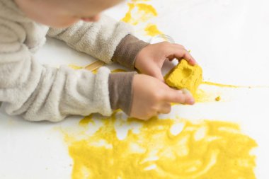 Çocuklar için eğitici oyunlar. Küçük bir çocuk arkeolojik kazılarda oynuyor..