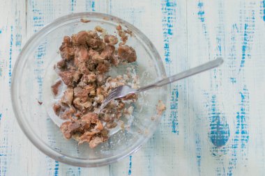 Soğuk et güveci bir tabak donmuş yağda.